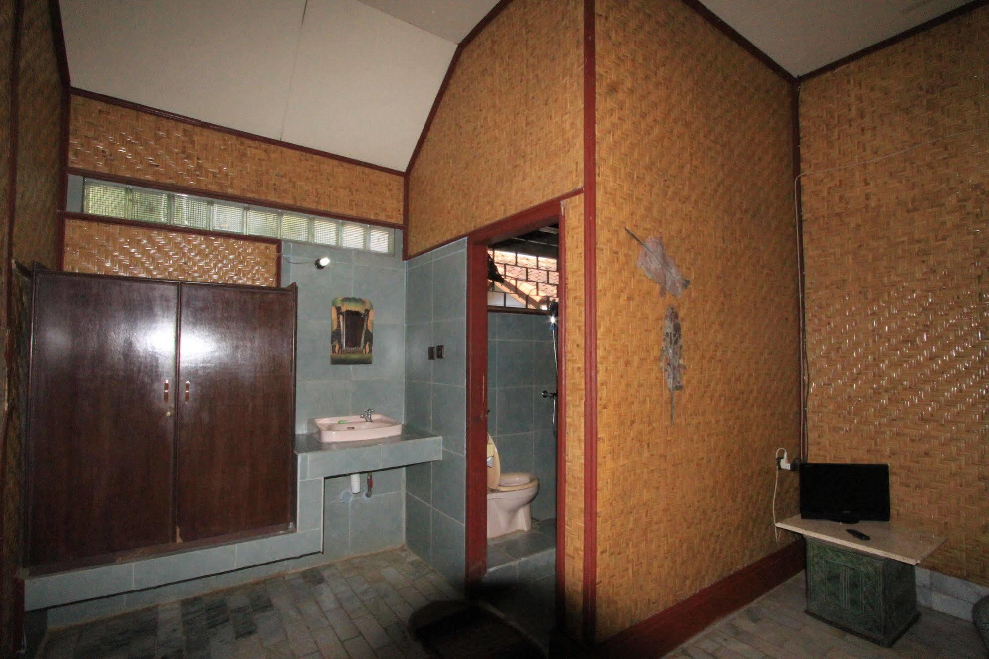 Hotel Bumi Aditya Сенггиги Экстерьер фото