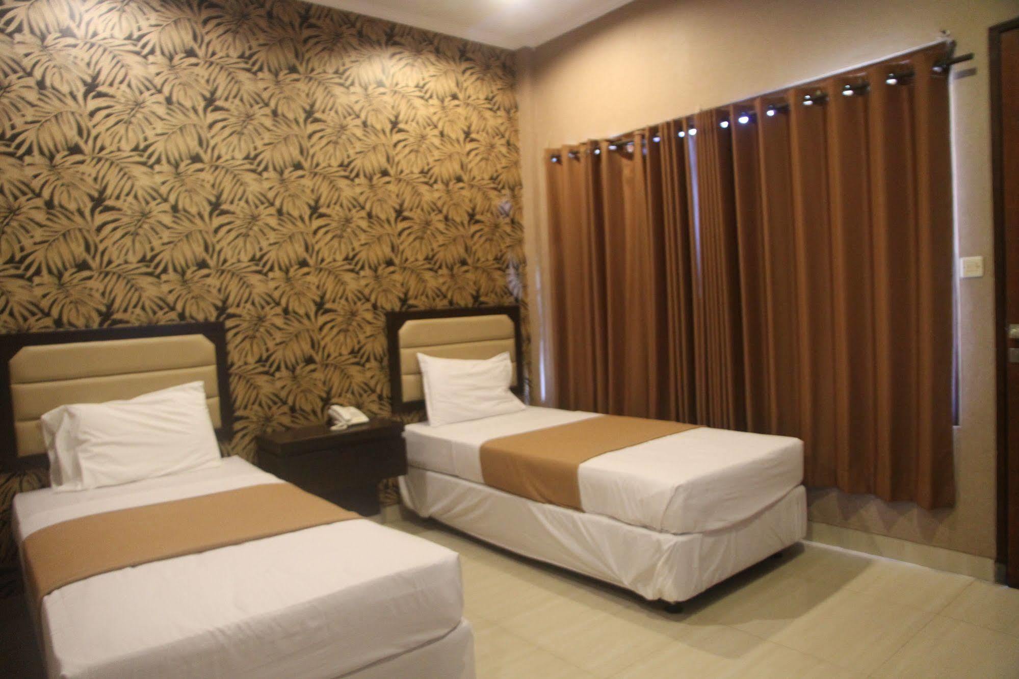 Hotel Bumi Aditya Сенггиги Экстерьер фото