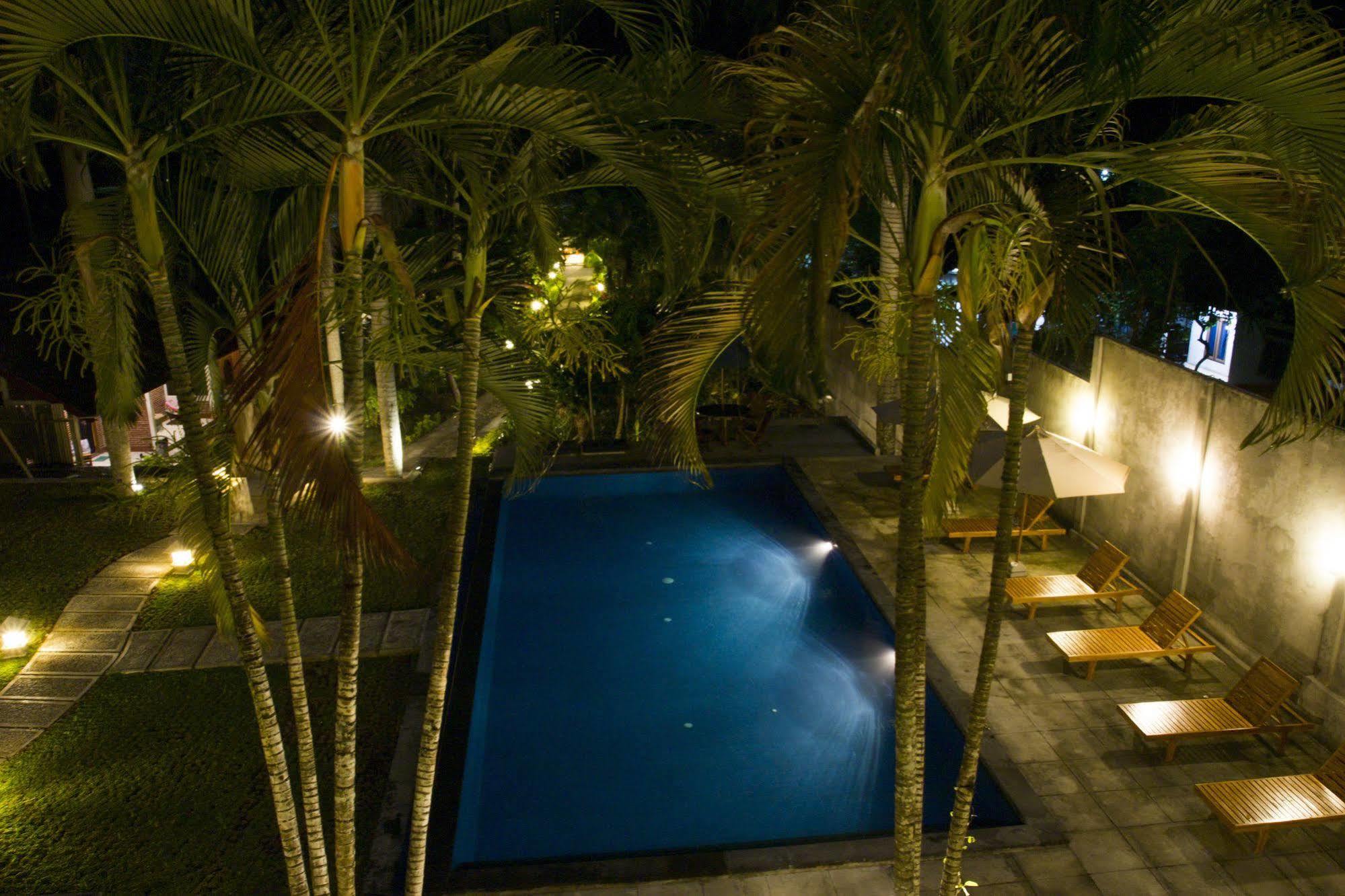 Hotel Bumi Aditya Сенггиги Экстерьер фото